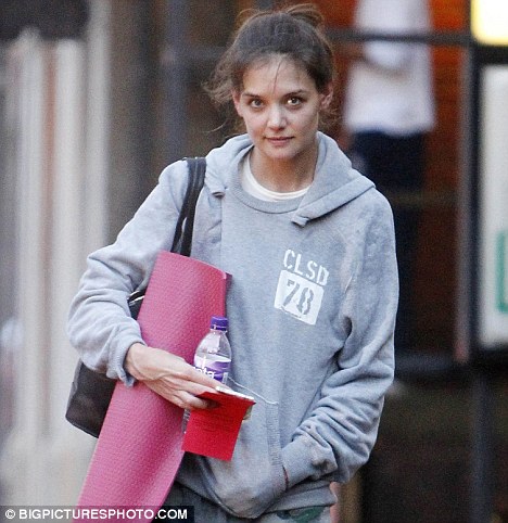 KIKS Zanemarjena Katie Holmes v razvlečeni trenirki in petah