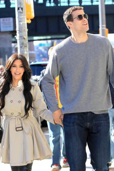 Foto: Kim Kardashian v tangicah vadila jogo z golim inštruktorjem