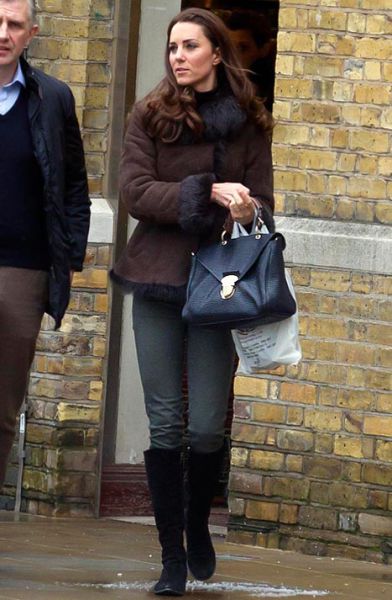 Razsipna Kate Middleton pokazala svojo drago torbico