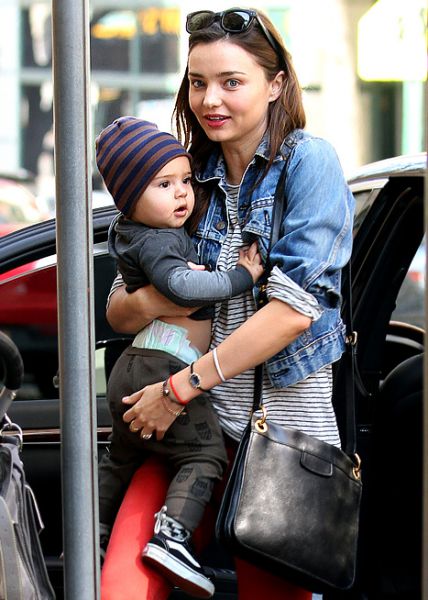 Miranda Kerr telovadi s sinkom v naročju