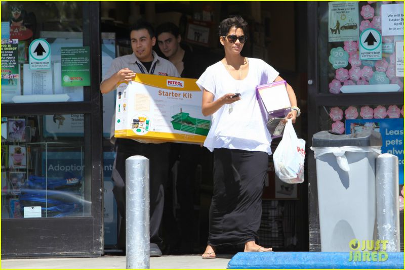 Halle Berry: Bo hčerkici kupila domačega ljubljenčka?