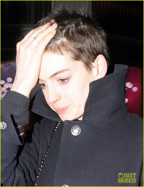 Neprepoznavna! Anne Hathaway s fantovsko pričesko