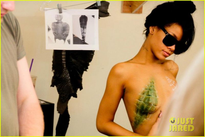 Ulala! Toples Rihanna se je spremenila v pravo žival
