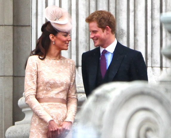 ŠOK Ogorčeni Princ William: Kate je flirtala s Harryem!