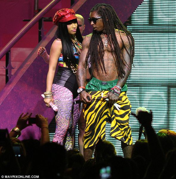 Ritasto Nicki Minaj sredi koncerta napadel oboževalec