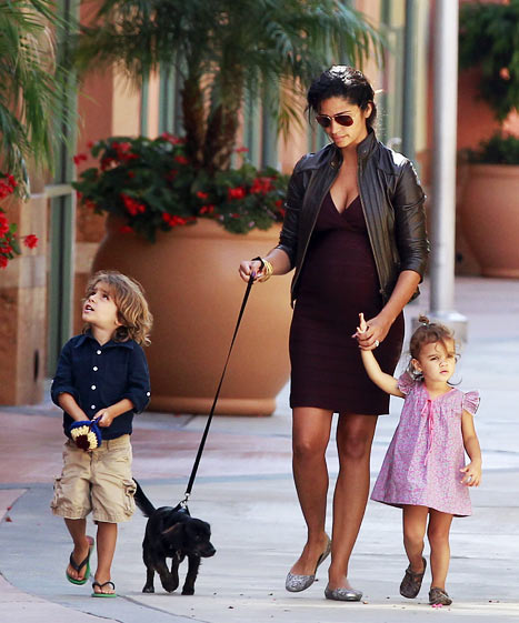 Noseča Camila Alves na sprehodu z njenima malčkoma