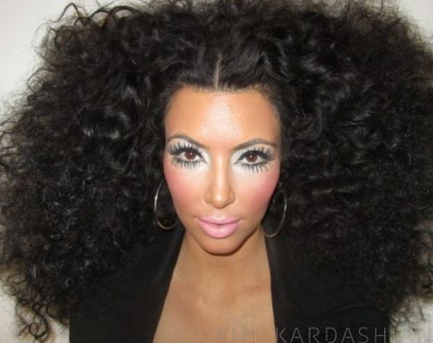 Ojoj! Kim Kardashian z afro pričesko večjo od svoje zadnjice