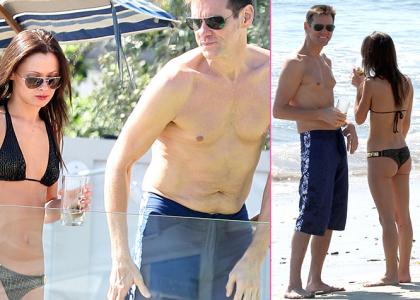 FOTO Jim Carrey na plaži z novim seksi dekletom