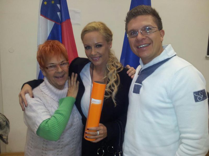 Vroče! Poglejte kako je Špela Grošelj diplomirala!