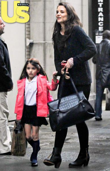 Kako srčkana je Suri Cruise v svoji šolski uniformi?