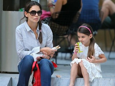 Katie Holmes od Toma dobila več 10 milijonov vredna oblačila in nakit