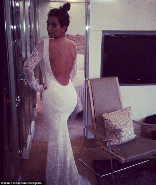 Kim Kardashian ponovno v poročni obleki