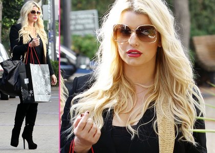 Zopet noseča Jessica Simpson se ne odpove visokim petkam