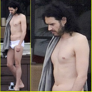 OPA! Russell Brand ujet le v belih spodnjih gatah