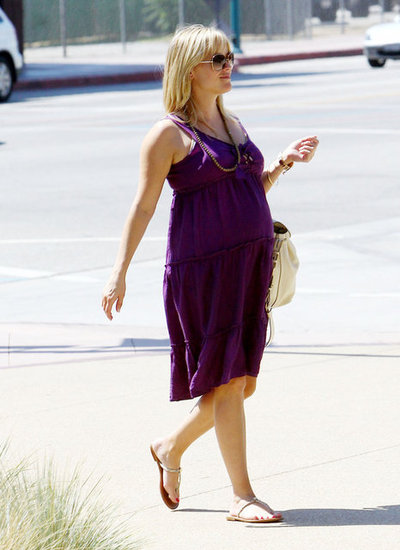 Nosečka Reese Witherspoon vsak dan večja