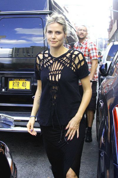 VIDEO Heidi Klum se je gola valjala med rjuhami