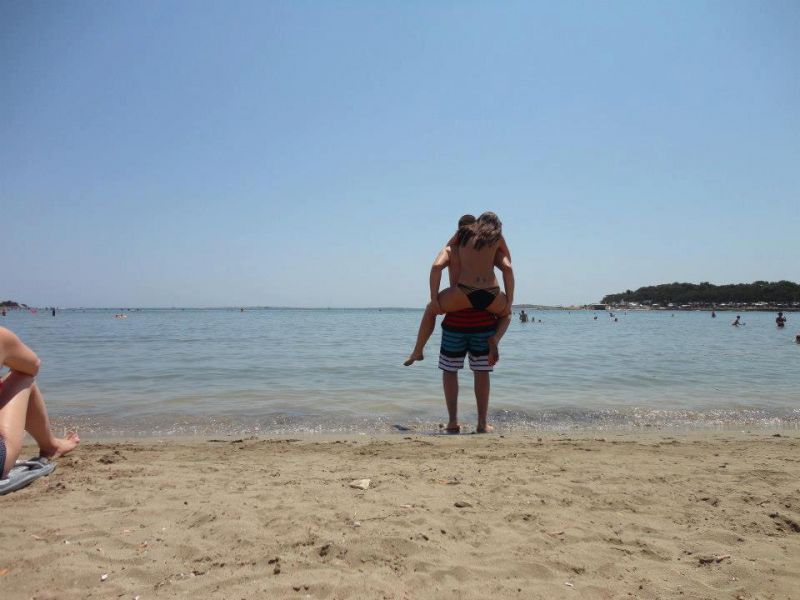 MOKRI UŽITKI Zaljubljena in toples Sanja Grohar in Matej na plaži