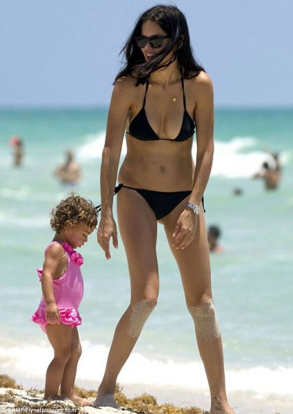 FOTO Vroča Adriana Lima na plaži kot na modni pisti