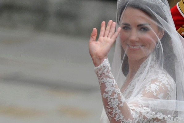 Poročna obleka Kate Middleton podira rekorde