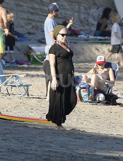 VIDEO Noseča Pink uživala na plaži in skrivala trebušček