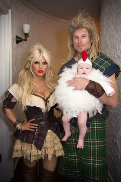 FOTO Jessica Simpson za halloween našemila tudi malo Maxwell