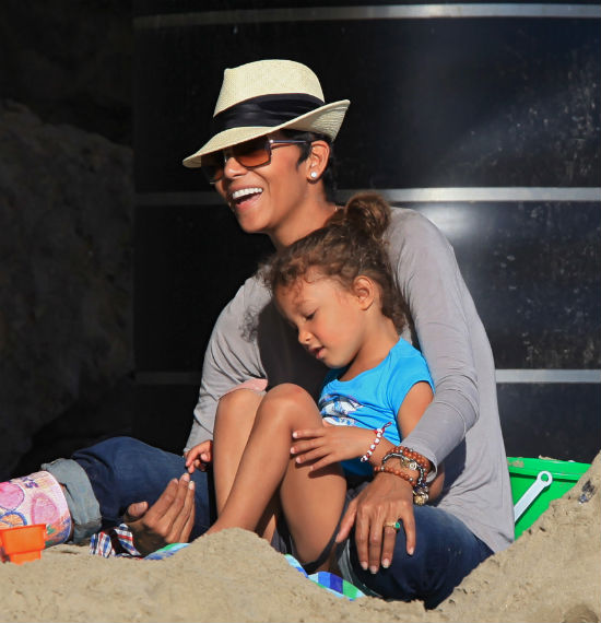 Halle Berry mora plačevati 20 tisoč dolarjev otroške preživnine