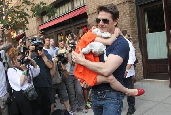 Tom Cruise: Z darili poskuša kupiti hčerkino ljubezen