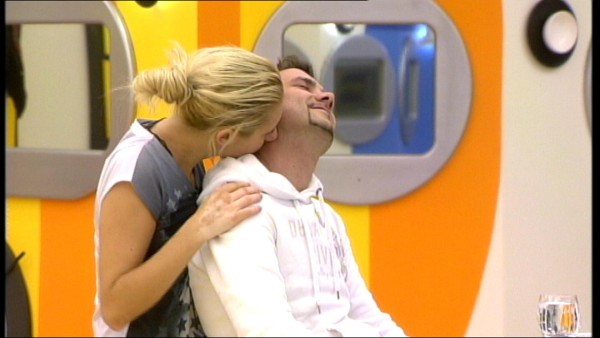 OPA! Big Brother slavnih: Potrebna Sandra naskočila Miša in ga začela strastno grizti!