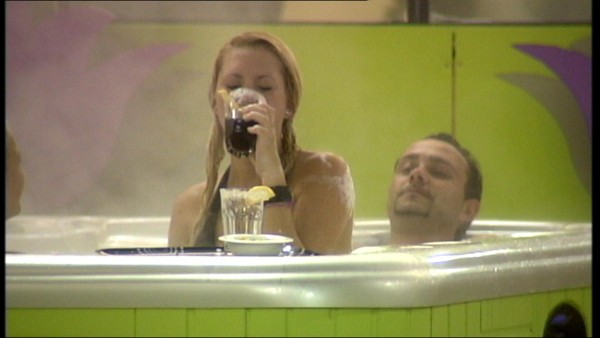 VROČE Big Brother slavnih: Stanovalci imeli v jacuzziju pravo orgijo