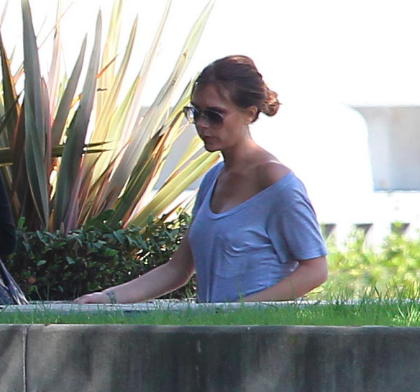 Ojoj! Victoria Beckham z mastnimi lasmi in brez modrčka