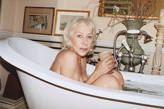 FOTO Helen Mirren pri 64-letih pozirala gola in pokazala zgubano oprsje