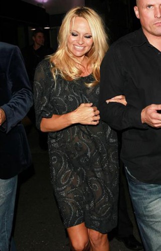 FOTO Pamela Anderson navdušila v prozorni oblekici
