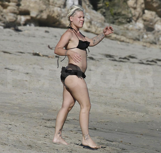 FOTO Pink v bikinkah: Je to res nosečniški trebušček?