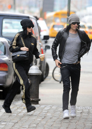 Neprepoznavna Katy Perry in Russel Brand: Pod krinko prispela na Manhattan