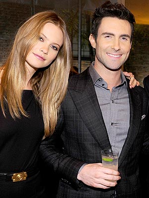 Opa! Adam Levine: Šel je na kolena!