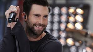 Video! Adam Levine z mikrofonom udaril oboževalko!
