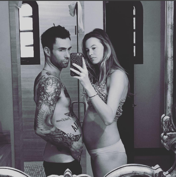 Adam Levine se na prikupen način veseli otroka