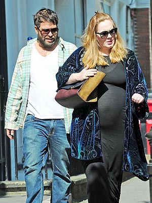Poka po šivih: Adele končno pokazala svoj velik nosečniški trebuh