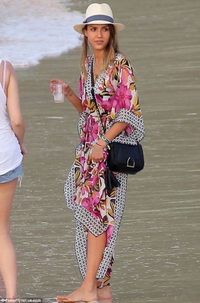 Opa! Bejba na plaži: Jessica Alba modna tudi na počitnicah