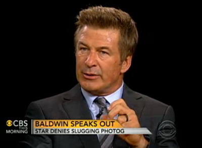 Ojoj! Agresivni Alec Baldwin napadel paparaca