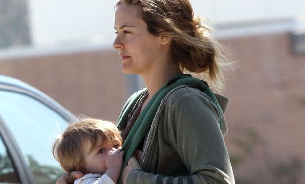 Bizarno! Alicia Silverstone sina hrani po ptičje, s prežvečeno hrano!