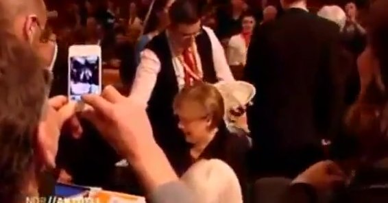 Video: Ups! Angela Merkl-nerodni natakar jo je polil s pivom!