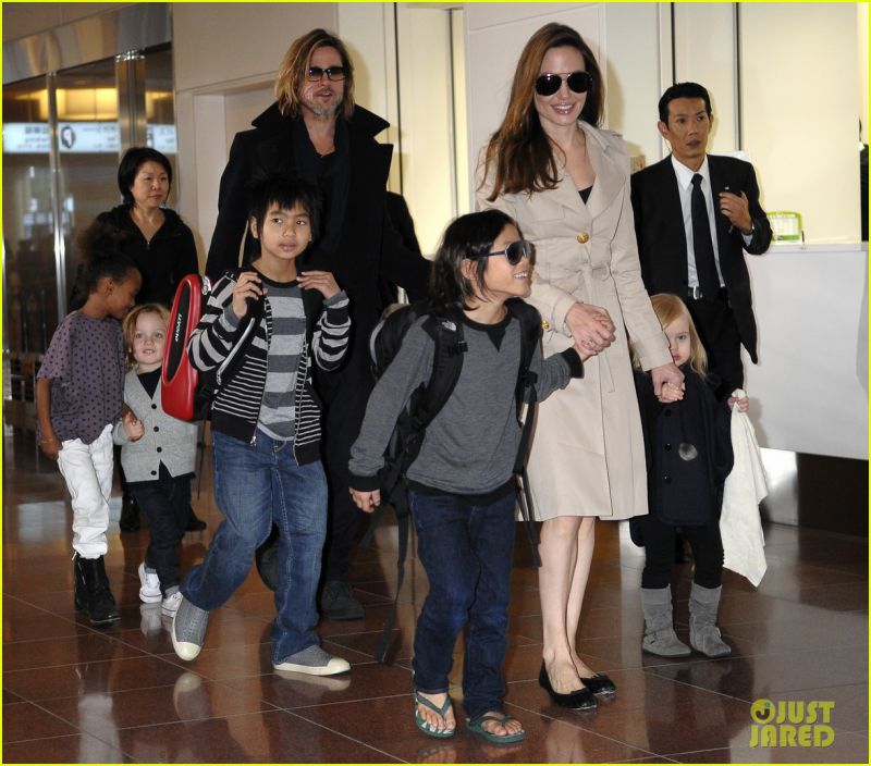 Brangelina z otroci priletela v Tokijo