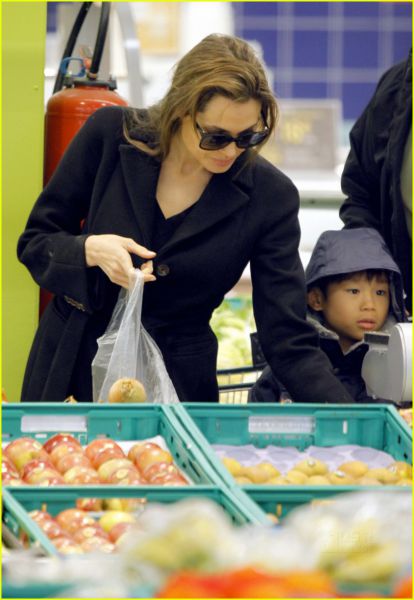 UJETA Angelina Jolie nakupovala živila z Maddoxom in Paxom