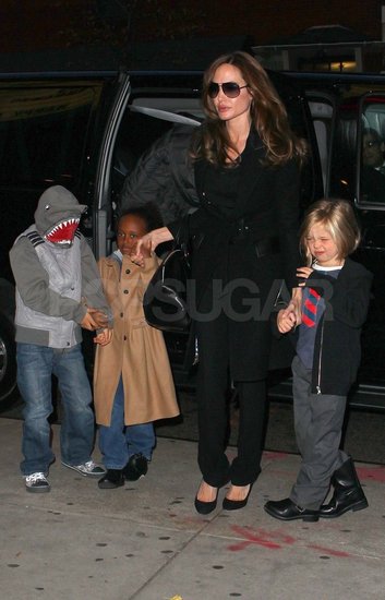 Foto: Angelina Jolie svojo četico otrok peljala v kino