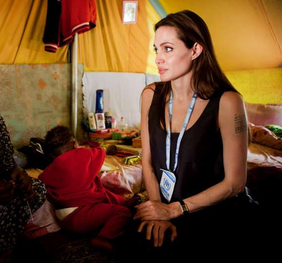 Angelina Jolie končno razkrila pomen svoje skrivnostne tetovaže s koordinatami
