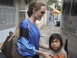 Angelina Jolie posvojenca Paxa peljala v njegovo domovino
