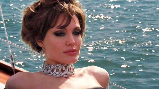 Angelina Jolie odločno zanikala govorice o plastičnih operacijah