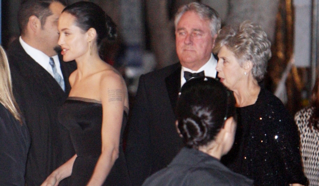 Angelina Jolie zgrožena nad prijateljevanjem Bradove mame in Jennifer Aniston