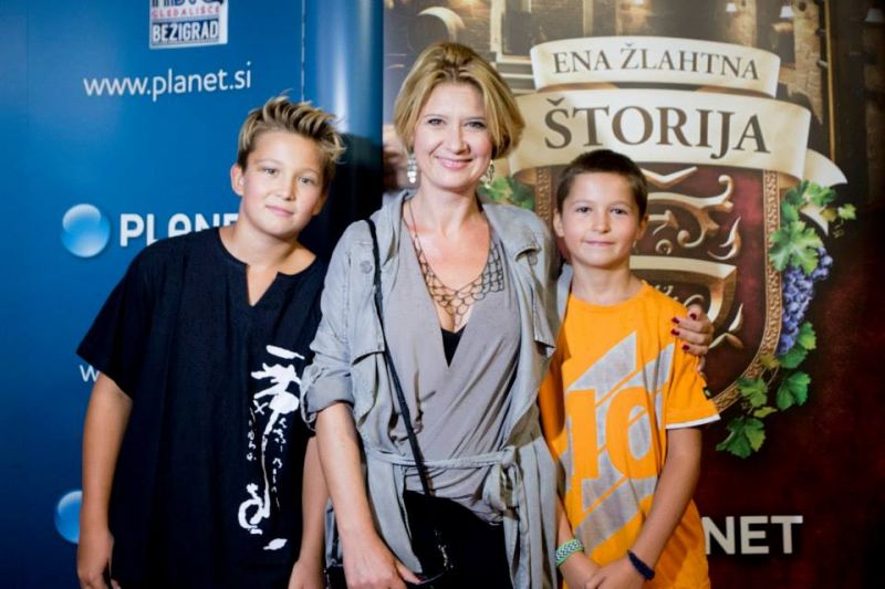 Igralca Ene žlahtne štorije z malim sinkom že doma